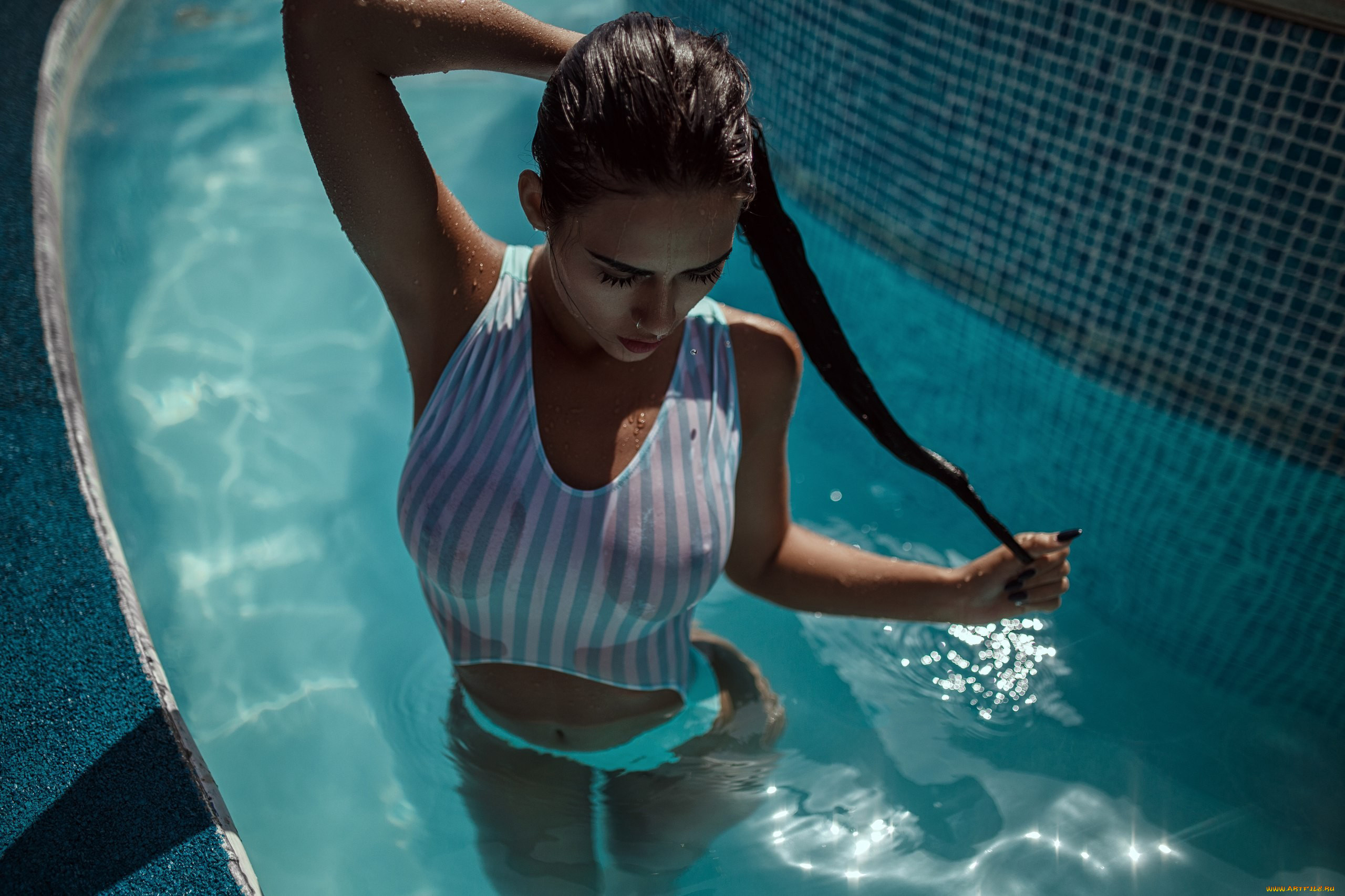 «Девушка в бассейне». Фотограф Джош Рид